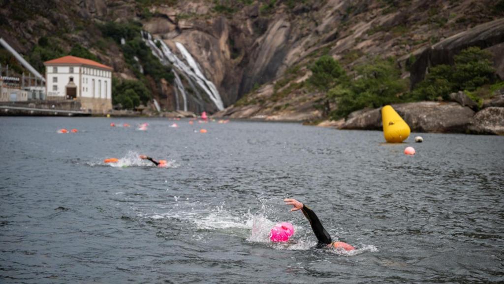 Espectacular Travesía Costa en O Ézaro, en Dumbría (A Coruña), con 250 nadadores
