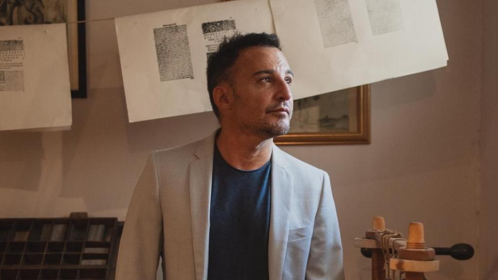 Amenábar retratado en la imprenta de la sociedad cervantina. Foto: Cristina Villarino