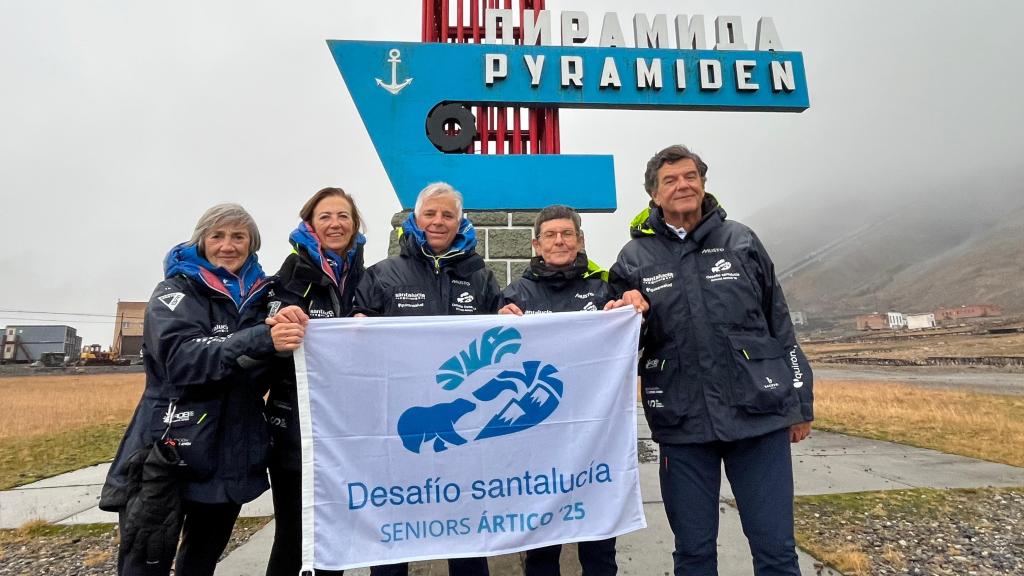 De izquierda a derecha: Esther Aristieta, Amelia Lerma, Jesús Torres, Merche Carbonell y Bernardo Negueruela; los cinco expedicionarios del Desafío Santalucia, celebran el llegar hasta Pyramiden.