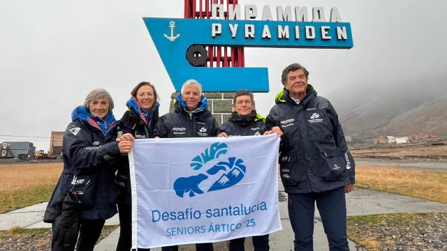 De izquierda a derecha: Esther Aristieta, Amelia Lerma, Jesús Torres, Merche Carbonell y Bernardo Negueruela; los cinco expedicionarios del Desafío Santalucia, celebran el llegar hasta Pyramiden.