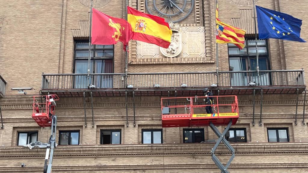 Los técnicos revisando las forjas de los balcones del Ayuntamiento de Zaragoza.