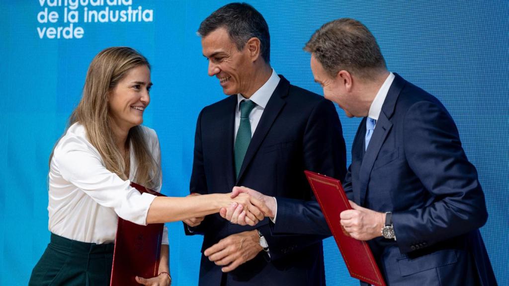 El presidente del Gobierno, Pedro Sánchez; la vicepresidenta tercera y ministra para la Transición Ecológica y Reto Demográfico, Sara Aagesen, y el presidente del Foro Económico Mundial (FEM), Borge Brende (d)