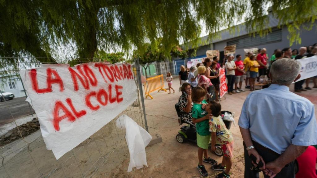 Protestas en la vuelta al cole en Massanassa. Jorge Gil/Europa Press