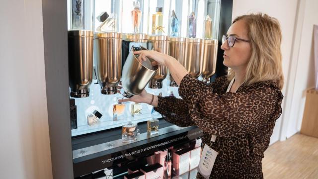 Demostración del modo de empleo de los perfumes recargables de L'Oréal Groupe.