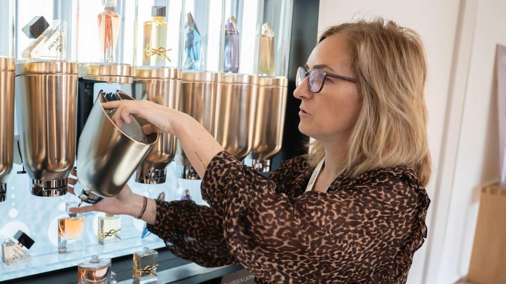 Demostración del modo de empleo de los perfumes recargables de L'Oréal Groupe.