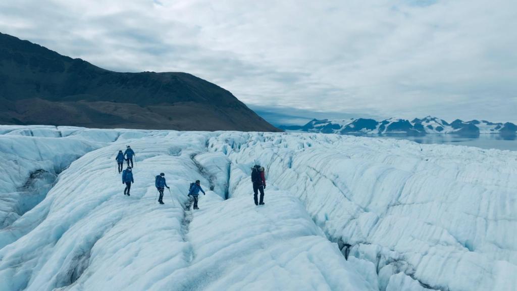 Los cinco expedicionarios, durante el trekking sobre glaciares.