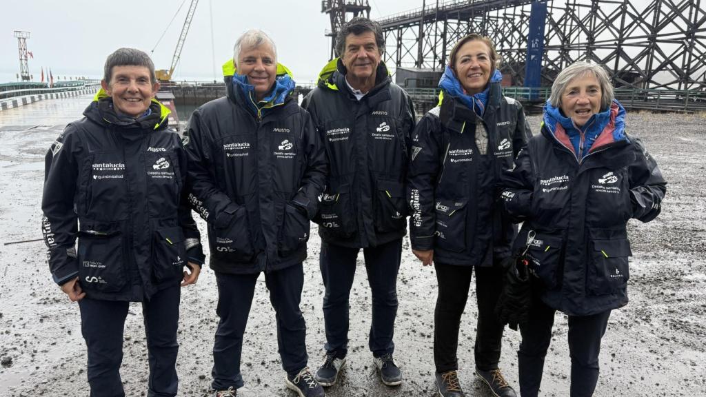 Los cinco expedicionarios posan para la cámara de EL ESPAÑOL desde el puerto de Pyramiden.