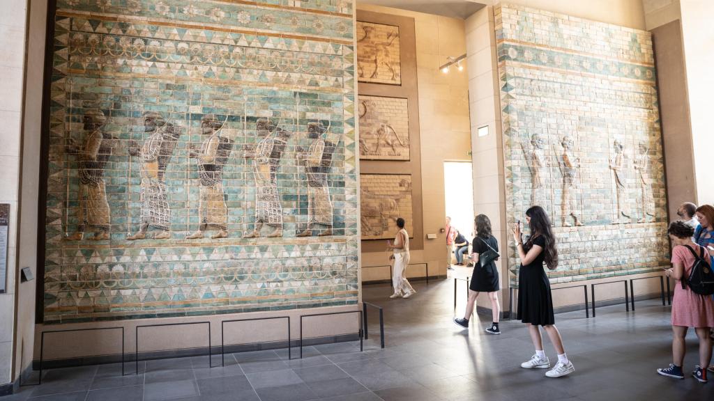 La visita a París incluyó un recorrido por el Museo del Louvre para descubrir la evolución del concepto de belleza a lo largo de los siglos.