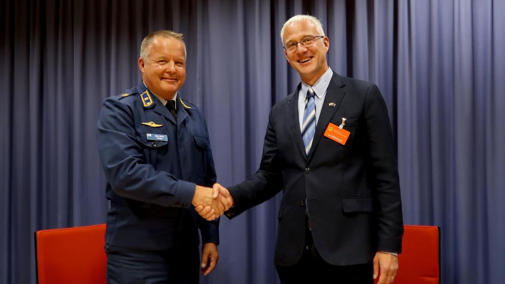 El general Ylitalo de las Fuerzas de Defensa de Finlandia y Seppo Aaltonen, vicepresidente de ICEYE para los países nórdicos y la OTAN, durante la firma del contrato.