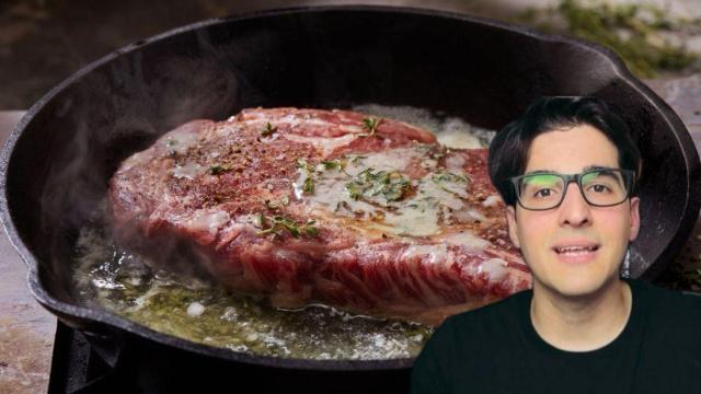 Eduardo Alemán cocinando carne en sartén.