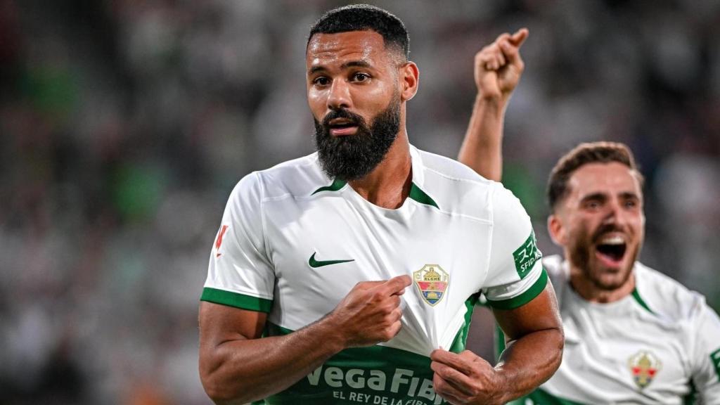 Mourad, en uno de sus partidos, señalando el escudo del equipo.