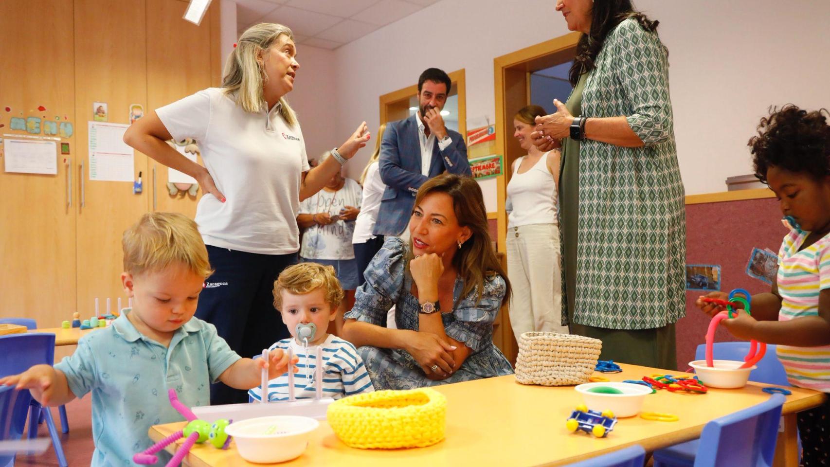 La alcaldesa de Zaragoza, Natalia Chueca, en su visita a la Escuela Infantil El Andén.