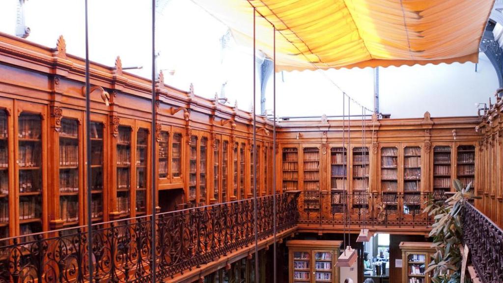 Una biblioteca tradicional.