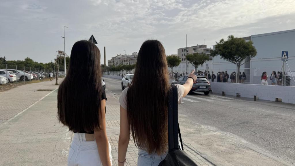 Claudia y Lucía, alumnas del IES Berenguer Dalmau, en los barracones tras la dana. EE