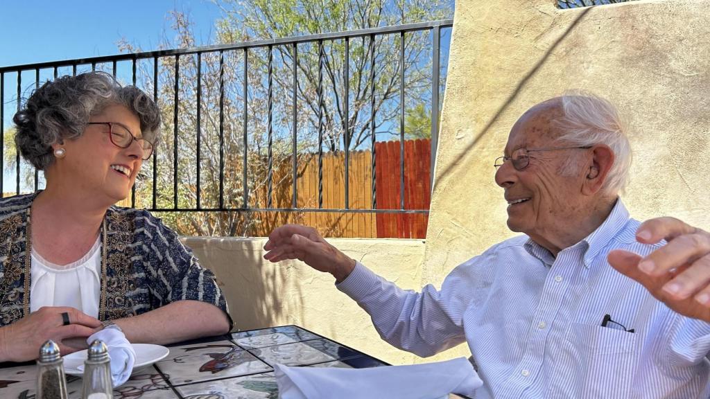 Esther Sternberg y Seymour Reichlin reunidos para cenar.