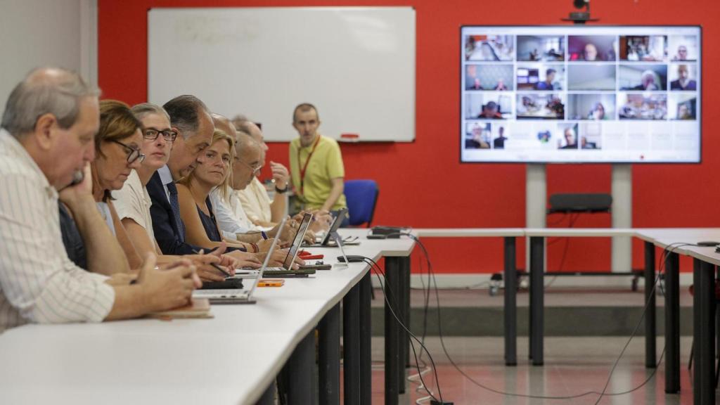 Reunión de coordinación de emergencias que se celebra en el Centro de Coordinación de Emergencias. EFE/Manuel Bruque