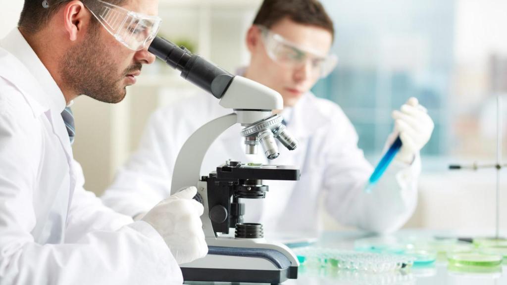 Ciantíficos, durante sus tareas de investigación.