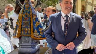 David Moreno (Vox) junto a la Virgen del Prado.