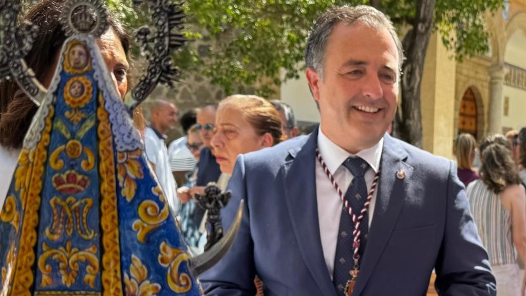 David Moreno (Vox) junto a la Virgen del Prado.