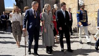 El alcalde de Salamanca, Carlos García Carbayo, junto a la pregonera 2025, Sara Cuadrado, y el presidente de la junta de Castilla y León, Alfonso Fernández Mañueco