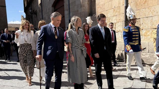 El alcalde de Salamanca, Carlos García Carbayo, junto a la pregonera 2025, Sara Cuadrado, y el presidente de la junta de Castilla y León, Alfonso Fernández Mañueco