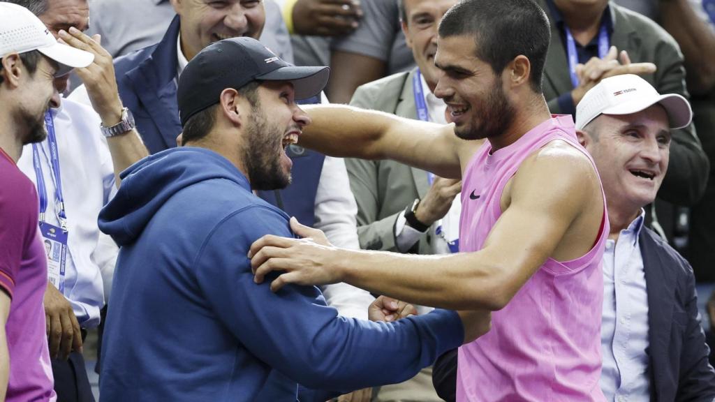 Carlos Alcaraz se abraza con emoción a su hermano Álvaro tras ganar el US Open