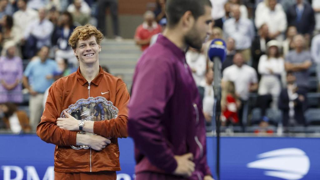 Jannik Sinner sonríe mientras mira a Carlos Alcaraz tras la final del US Open