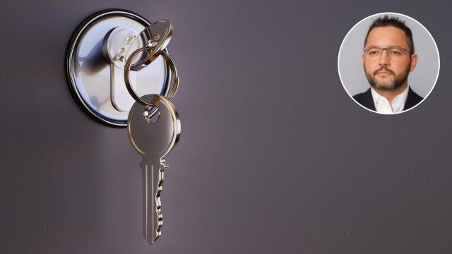 Montaje de Pedro Bretón con las llaves de una casa.