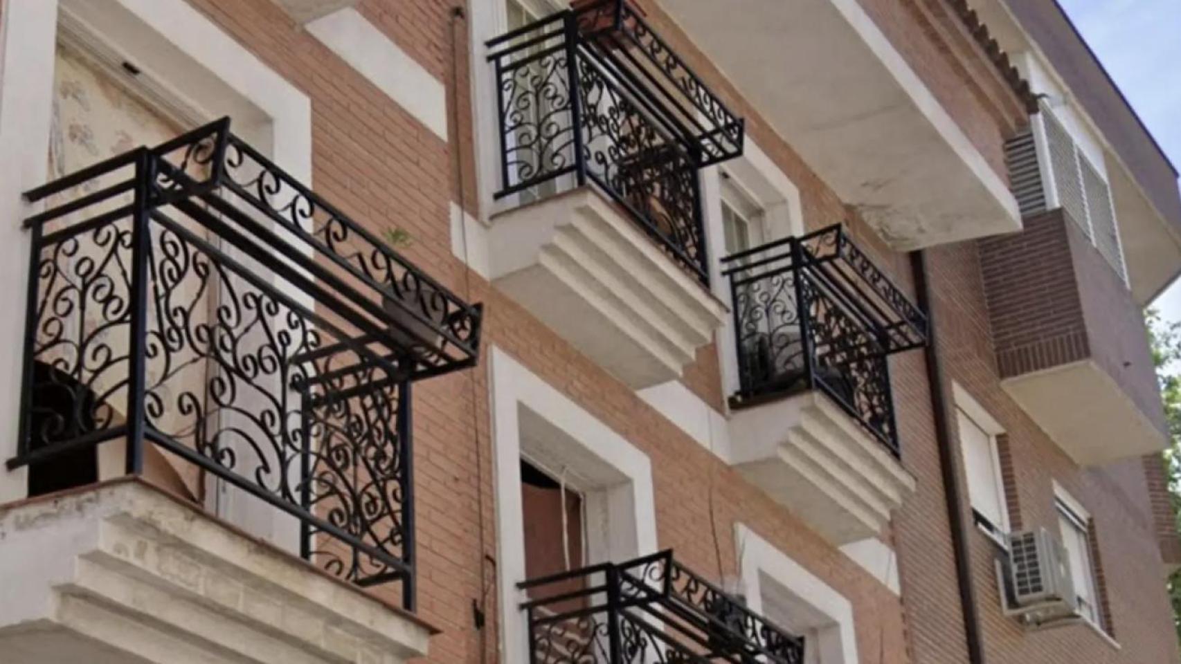La fachada de la casa okupa de la calle Cáceres 5, en Leganés.