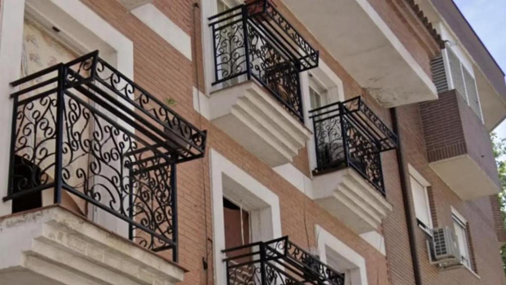 La fachada de la casa okupa de la calle Cáceres 5, en Leganés.