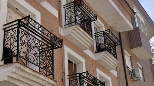 La fachada de la casa okupa de la calle Cáceres 5, en Leganés.