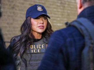 La Secretaria del DHS, Kristi Noem, en un operativo del ICE.