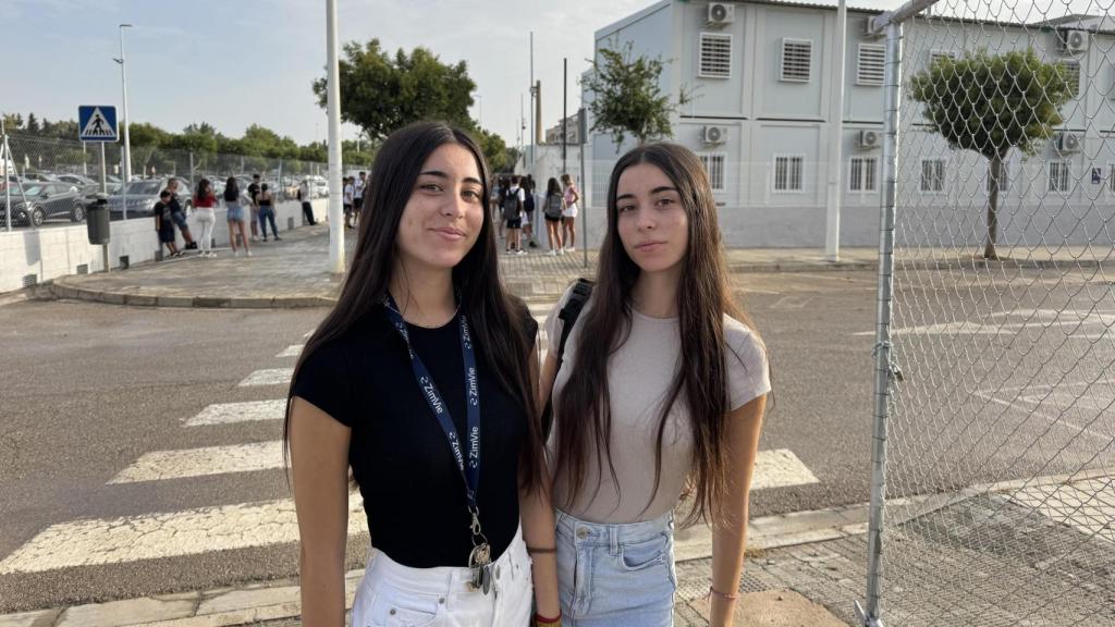 Claudia y Lucía, estudiantes del IES Berenguer Dalmau de Catarroja, en barracones. EE