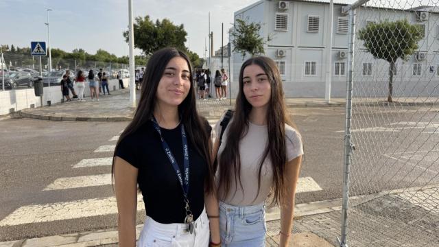 Claudia y Lucía, estudiantes del IES Berenguer Dalmau de Catarroja, en barracones. EE