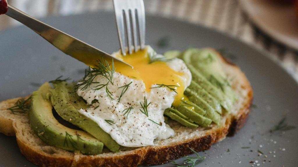 La yema de huevo es fuente de vitamina D.
