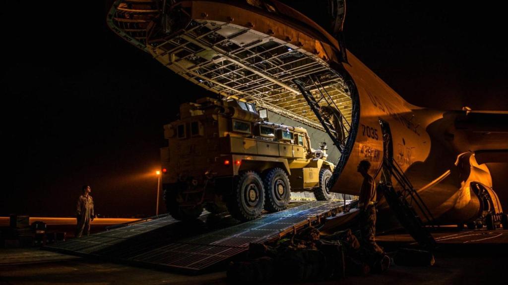 Un vehículo militar de EEUU es transportado en un avión C-5 Galaxy