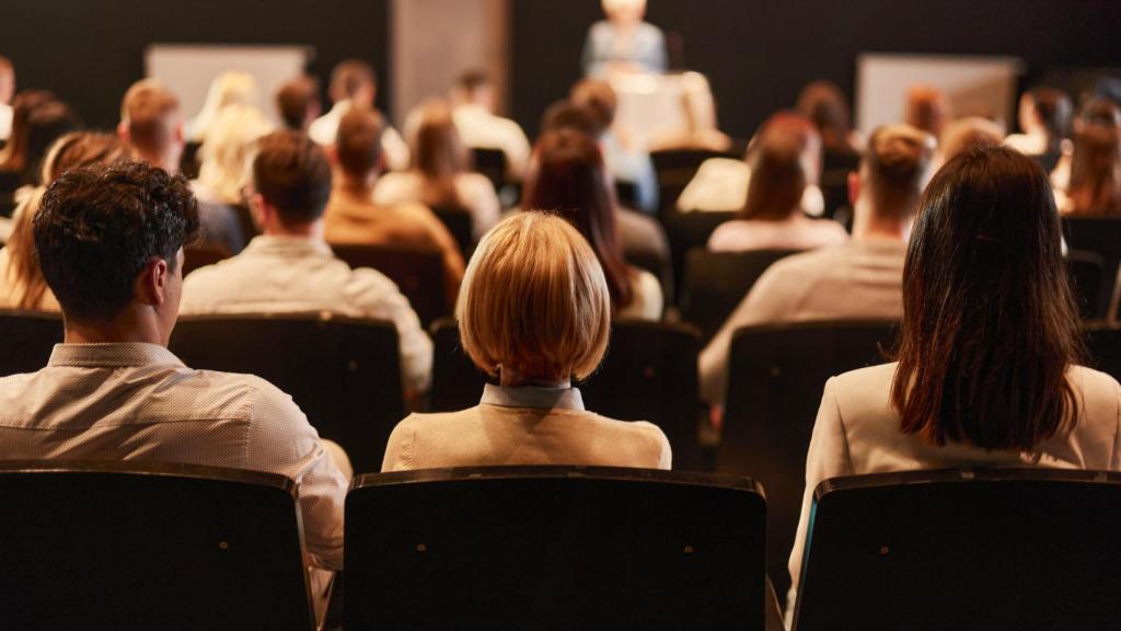 Vista trasera de una convención.