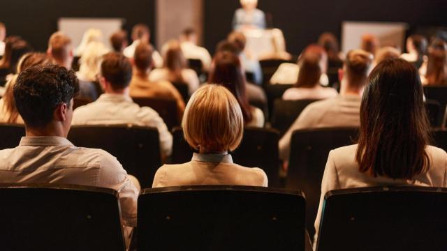 Vista trasera de una convención.