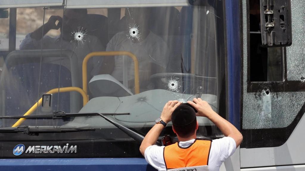 Uno de los autobuses contra los que han abierto fuego los terroristas en Jerusalén.