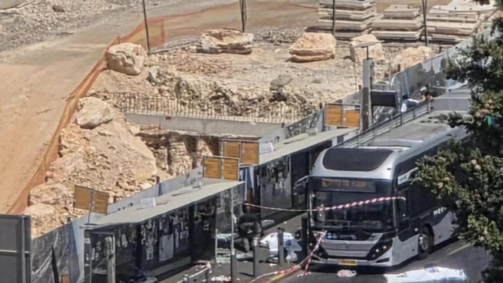 Vista aérea del autobús en el que irrumpieron los terroristas.