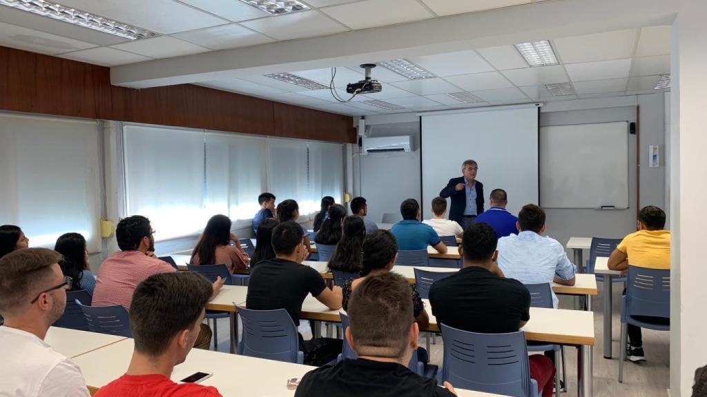 Alumnos en una clase en el centro de estudios de CESTE