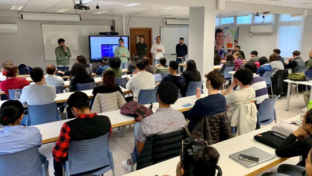 Alumnos durante una charla