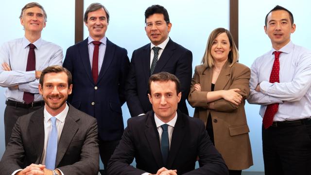 El equipo de inversión de Cobas AM, con Francisco García Paramés en primer lugar, arriba a la izquierda.