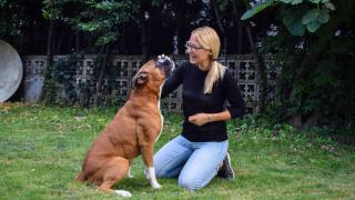 Anika Rytel, educadora canina de la asociación PerrosyPunto, con su perro.