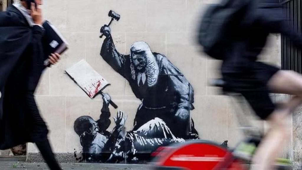 Fotografía de la nueva obra de Bansky en la principal sede de justicia de Londres. Foto: Instagram.