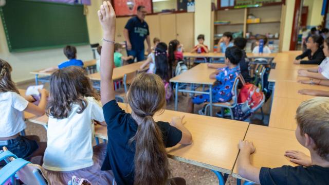 Un grupo de niños en el primer día de clase del curso.