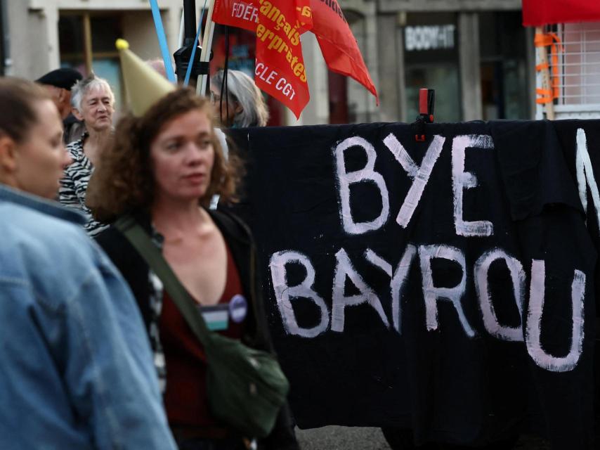Una manifestante progresista celebra la caída de Bayrou con un juego de palabras.