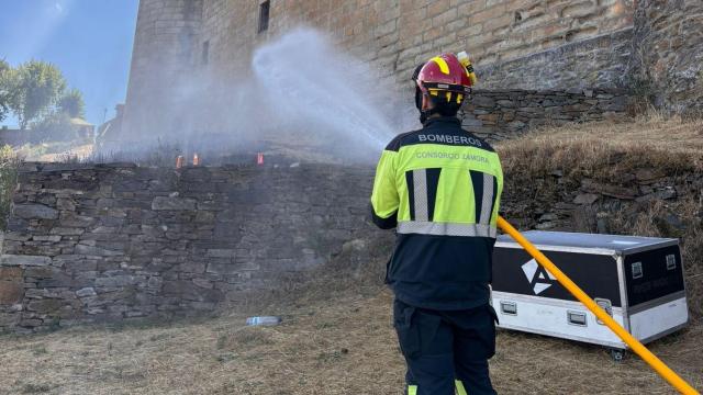 Bomberos extinguiendo un conato de incendio junto al Castillo de Puebla de Sanabria