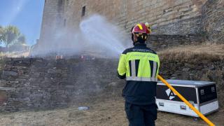 Bomberos extinguiendo un conato de incendio junto al Castillo de Puebla de Sanabria