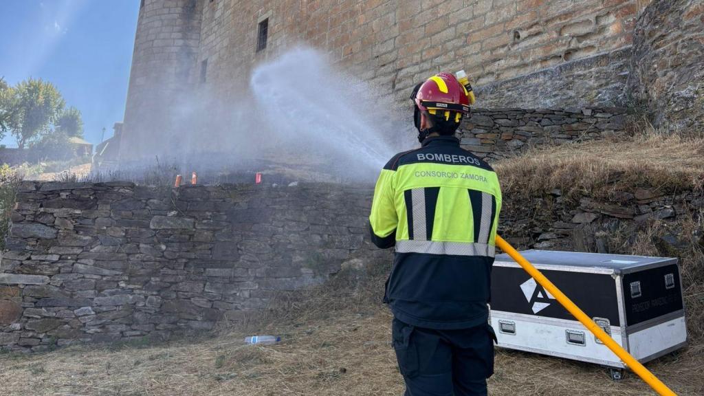 Bomberos extinguiendo un conato de incendio junto al Castillo de Puebla de Sanabria